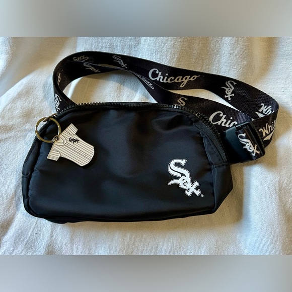Black Chicago White Sox Crossbody Bag Belt Bag with Jersey Keychain MLB - Picture 1 of 5